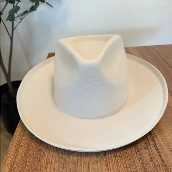 Stylish White Hat with Modern Design and Comfortable Fit - Picture 4 of 8